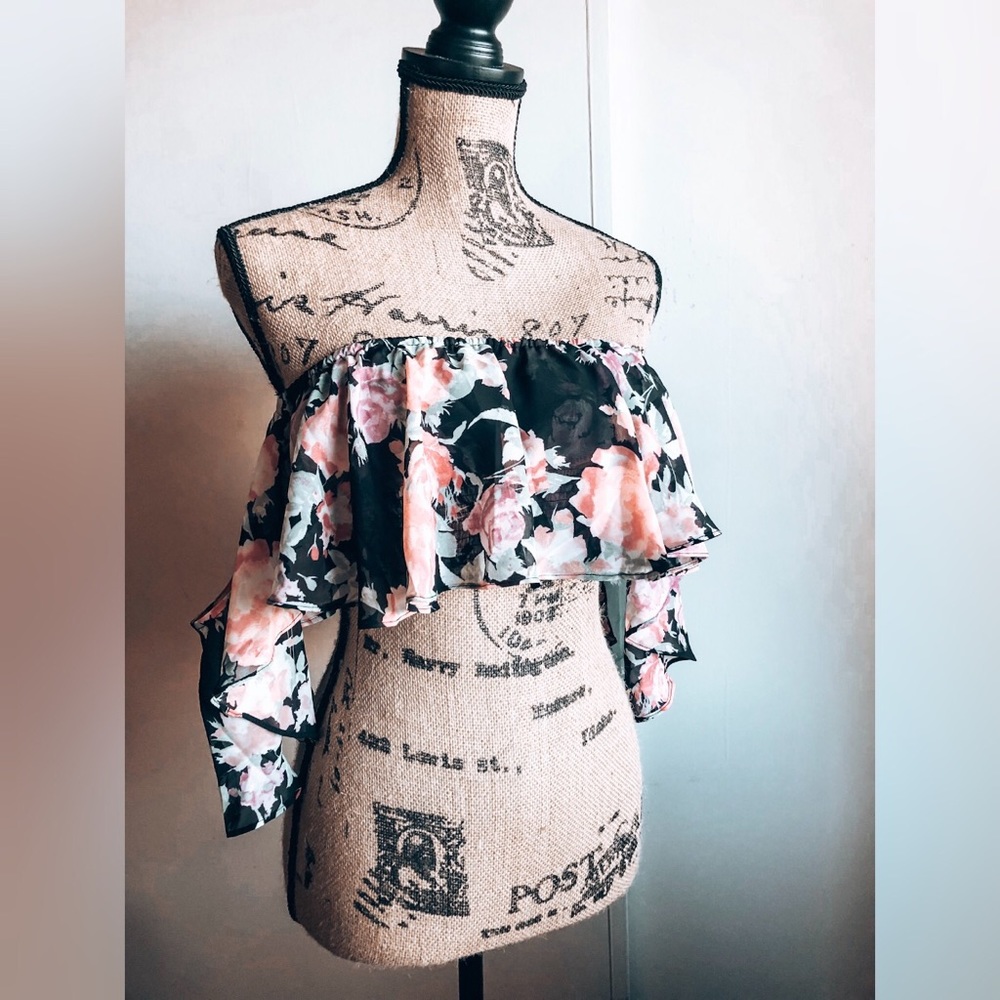 ✨Sold✨NWOT Romantic 🌸 Floral Crop Top